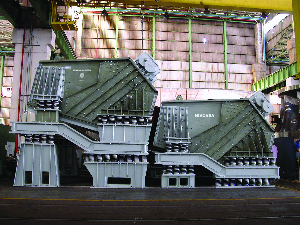 Produce Up To 15,000 Tons Per Hour With The Niagara XL-Class Vibrating Screen