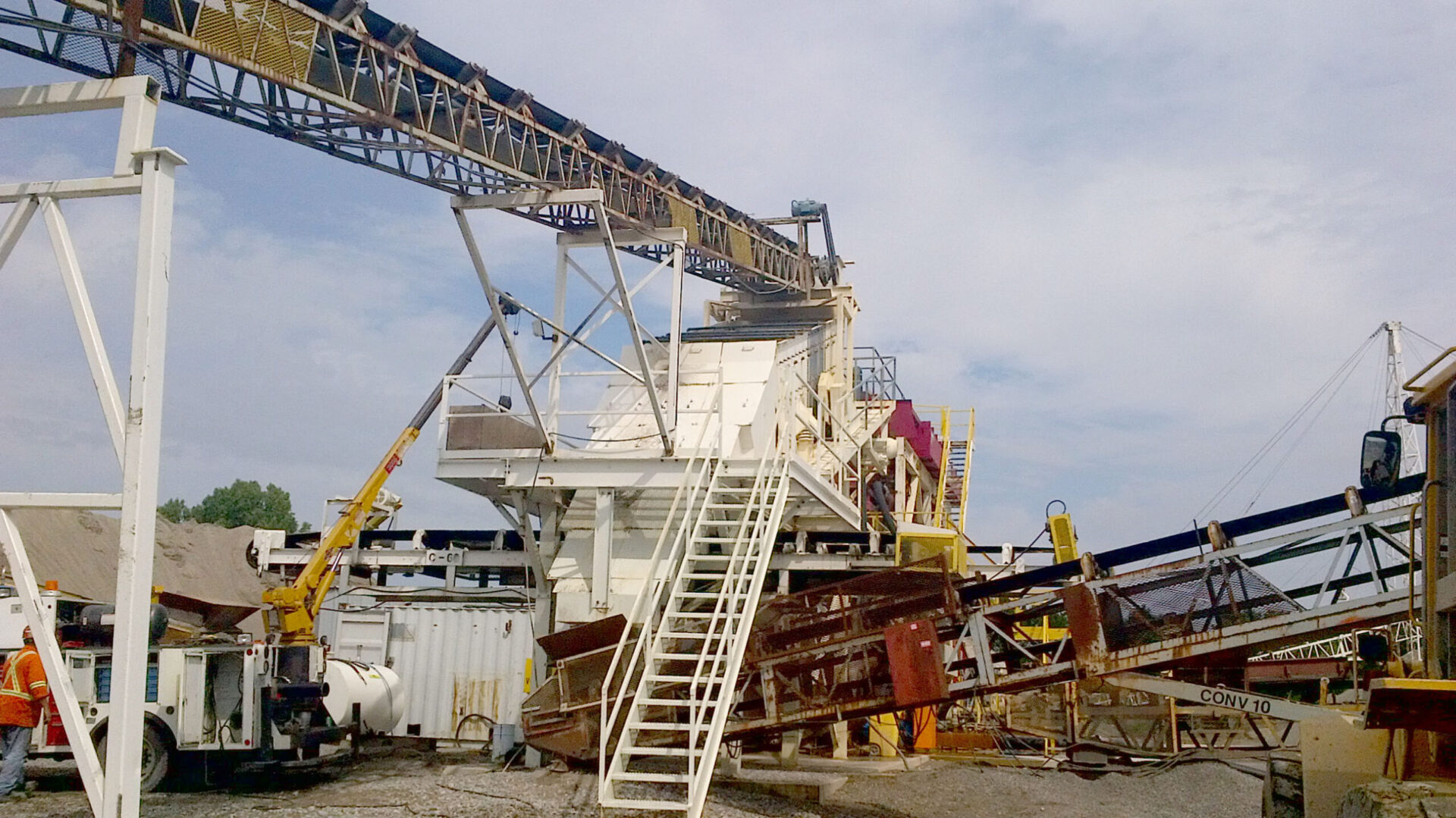 Professional Blending of Screen Media Delivers for Aggregates Operation